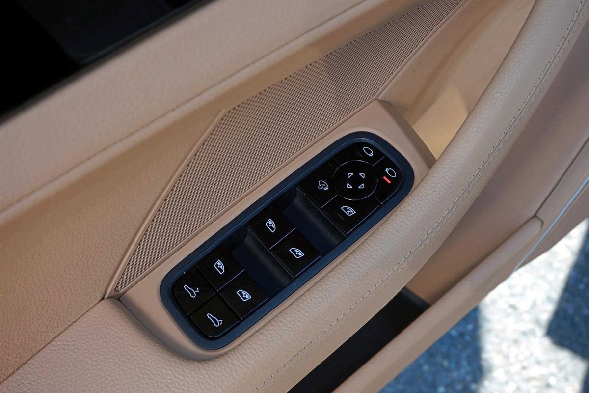 Used 2021 Porsche Panamera w/ Premium Package image 15