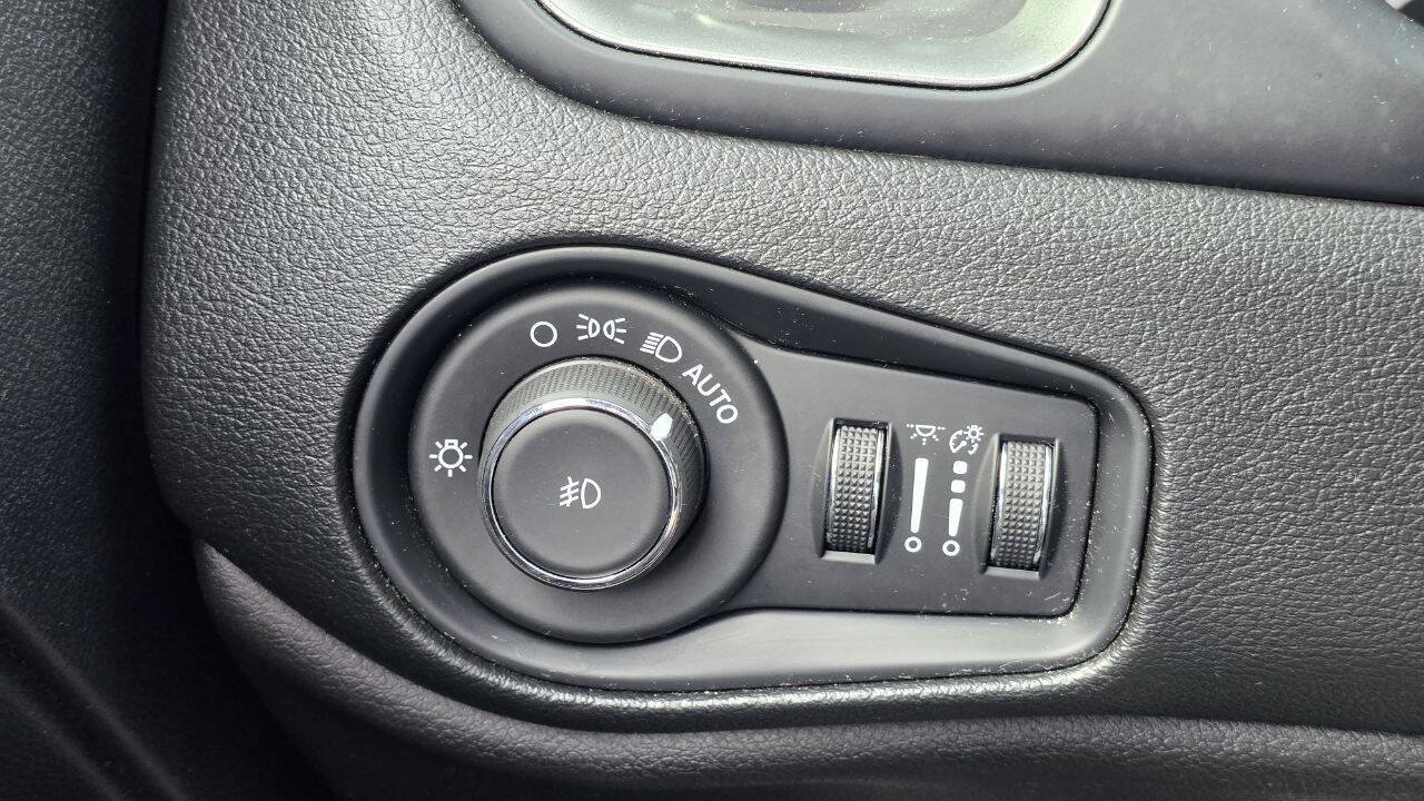 Used 2019 Jeep Renegade Limited w/ Quick Order Package 22P FWD image 32