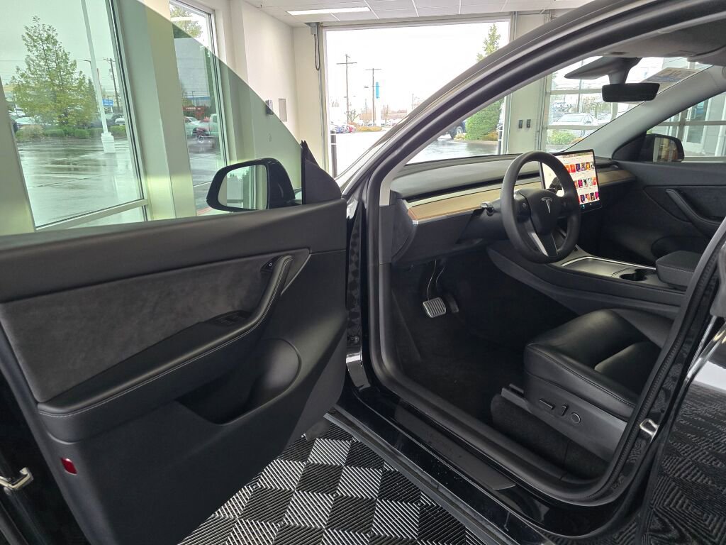 Used 2021 Tesla Model Y Long Range image 19