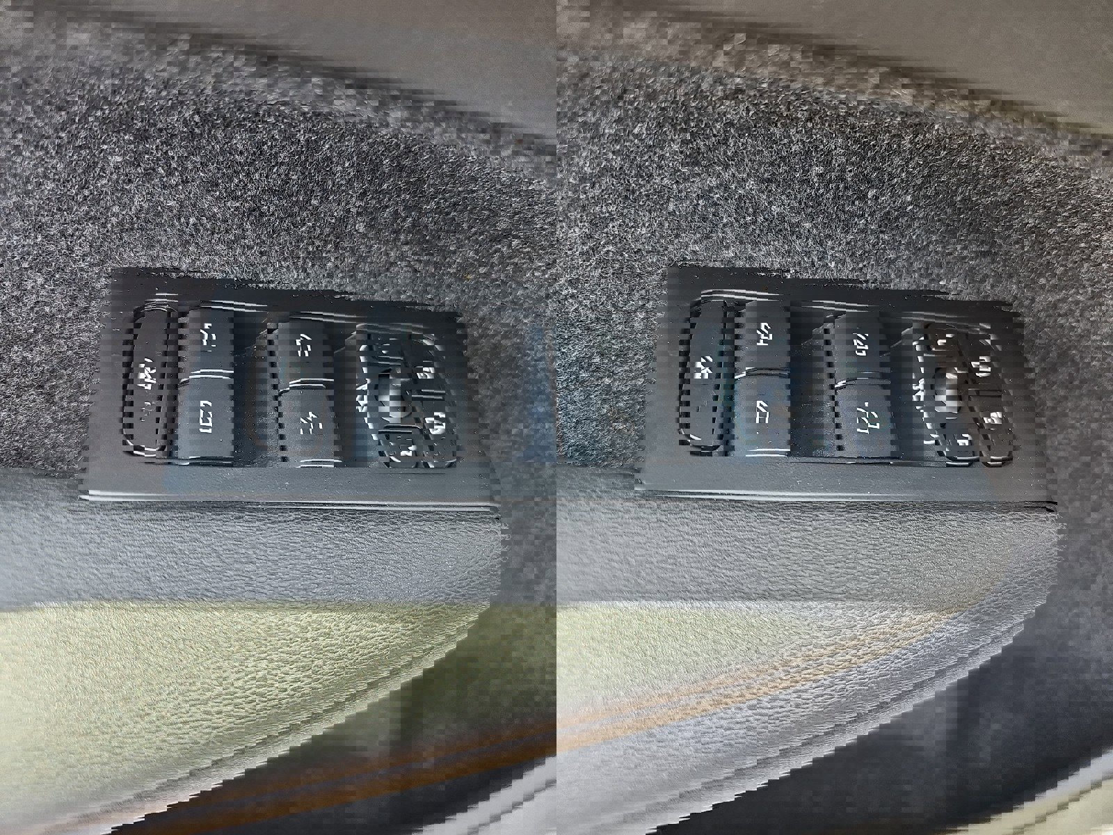 Used 2024 Volvo XC40 B5 Core image 9