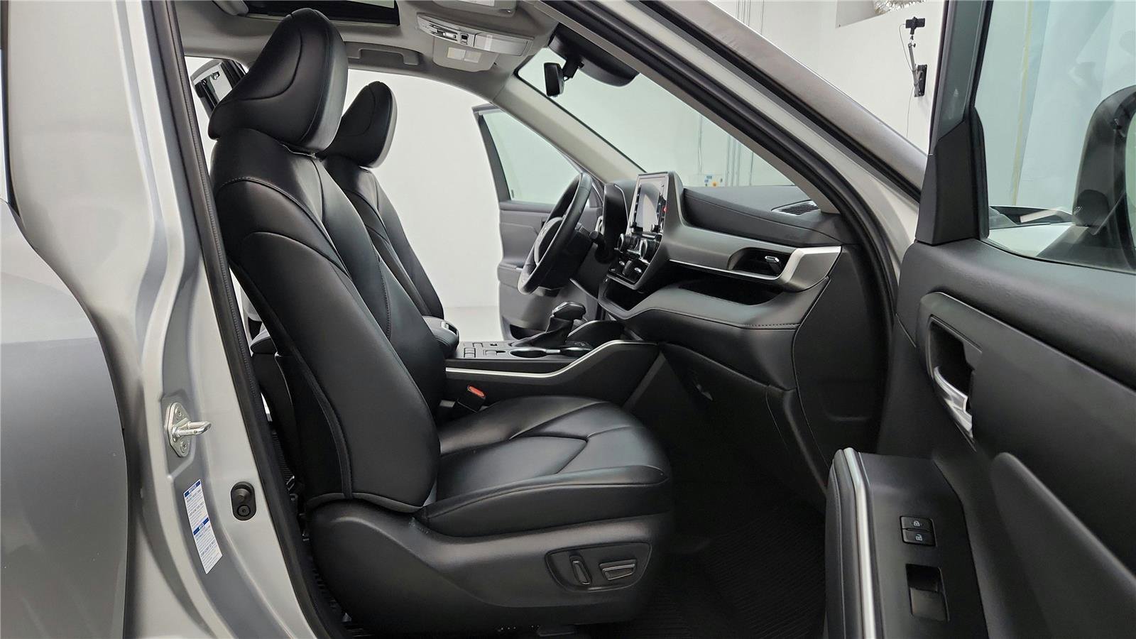 Used 2022 Toyota Highlander XLE image 14