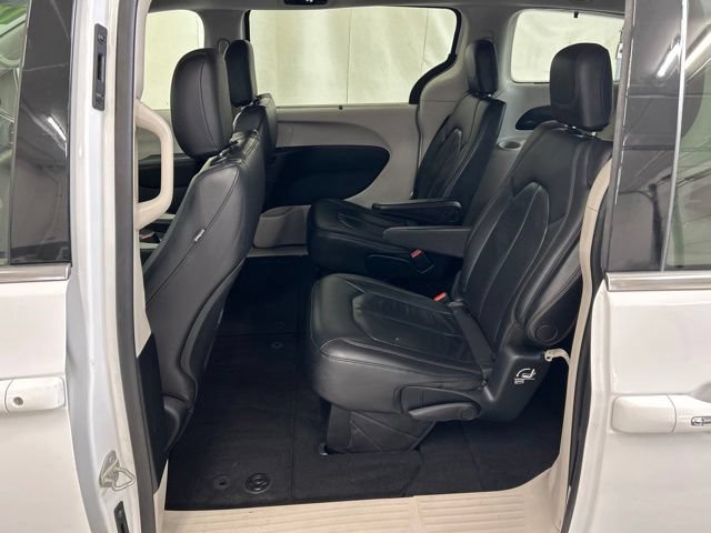 Used 2018 Chrysler Pacifica Touring-L w/ Premium Audio Group FWD image 9
