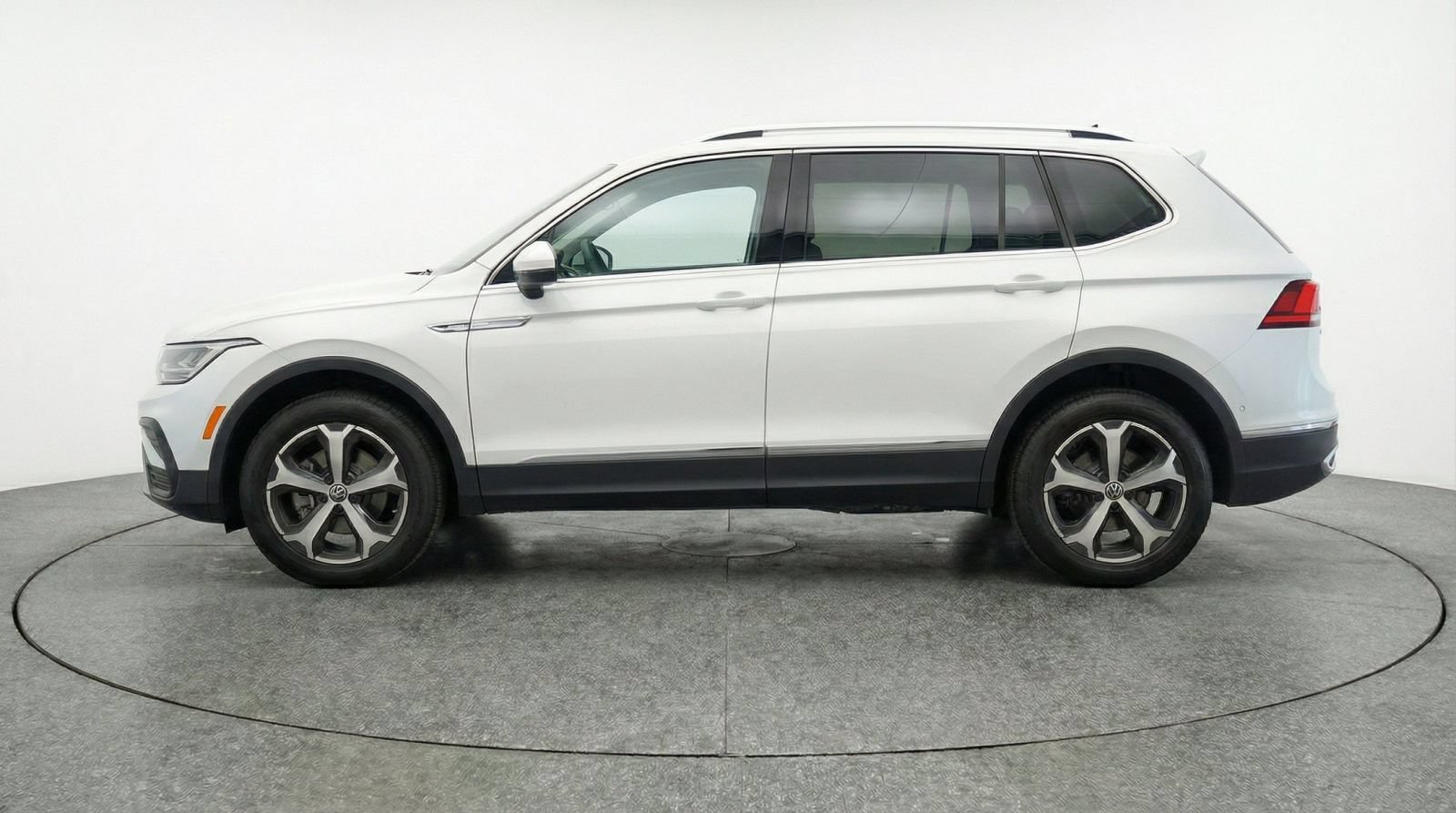 Used 2026 Volkswagen Tiguan SE AWD/4WD image 4