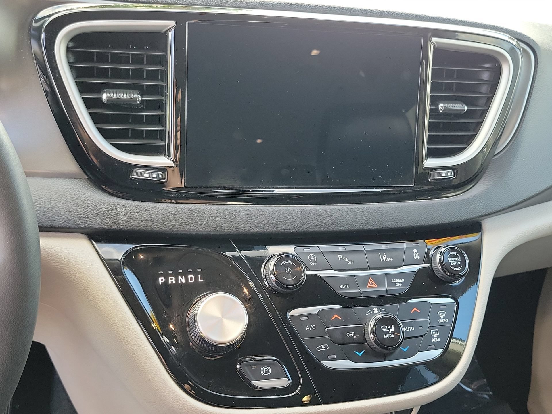 Certified 2024 Chrysler Pacifica Touring-L FWD image 10