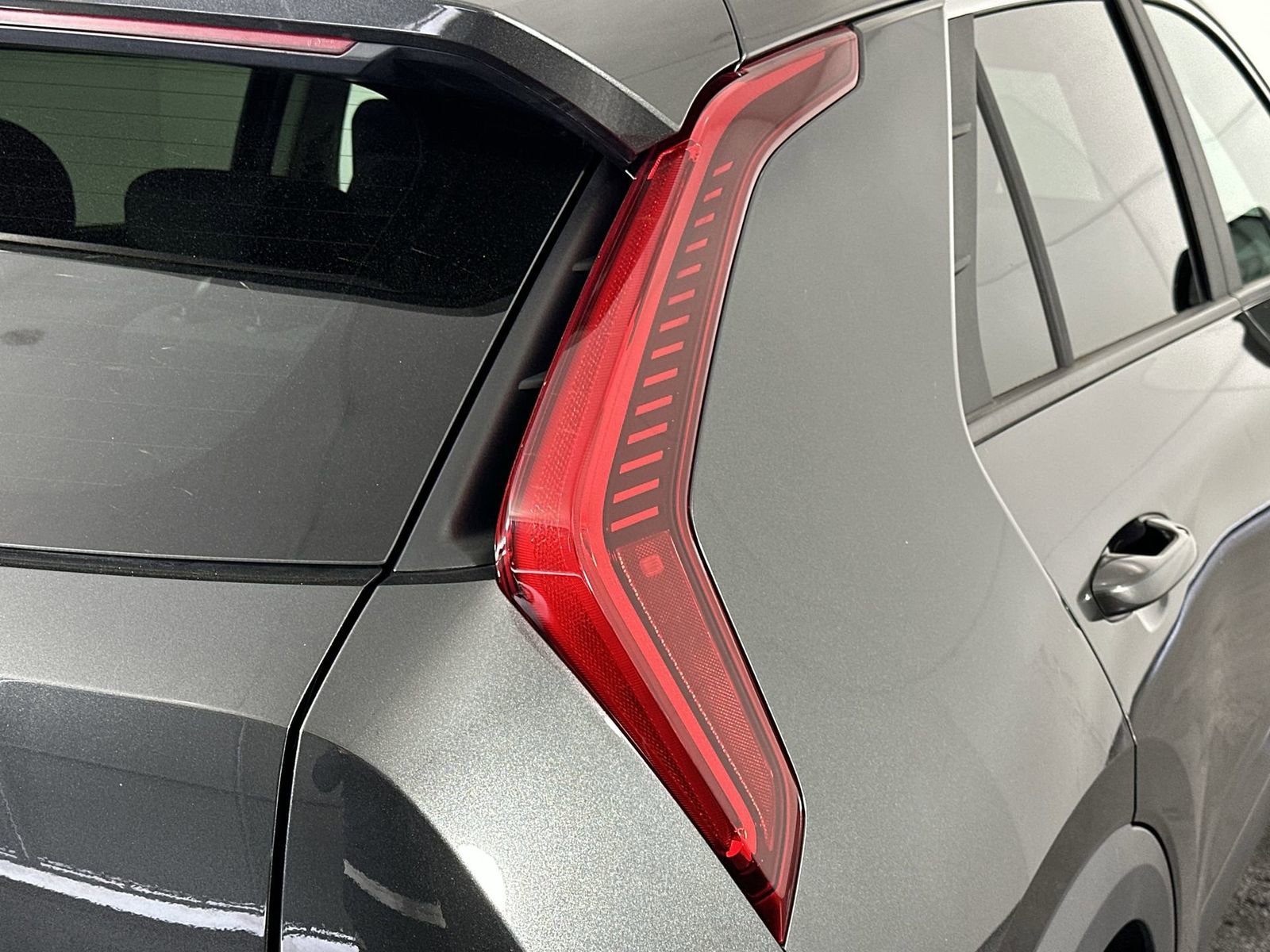 Used 2025 Kia Niro LX image 25