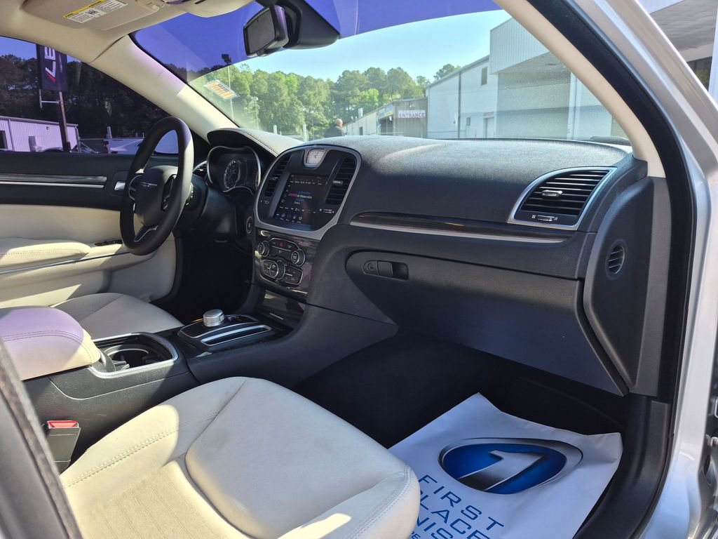 Used 2022 Chrysler 300 Touring w/ Sport Appearance Package image 31