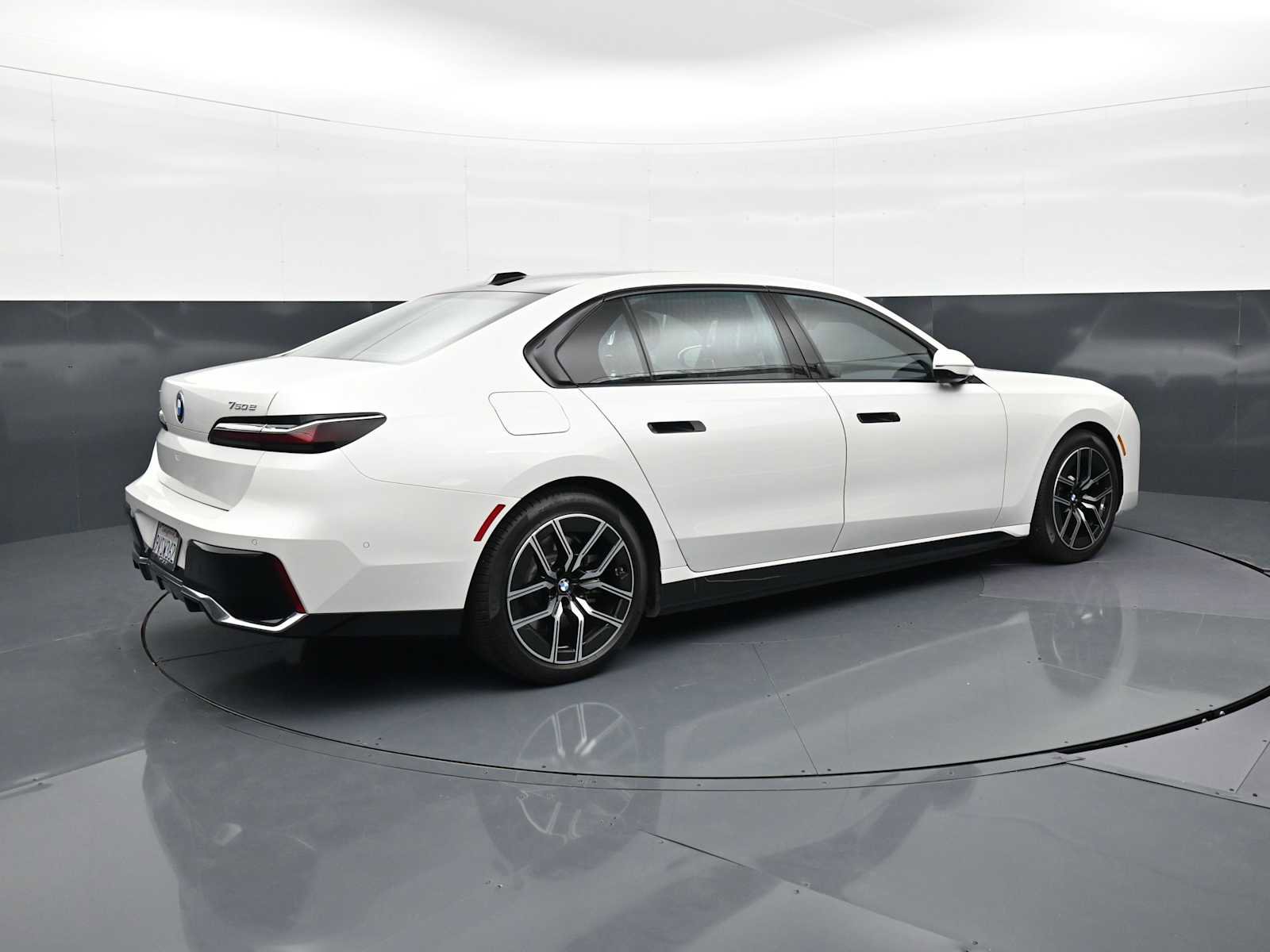 Used 2025 BMW 750e xDrive AWD/4WD image 5