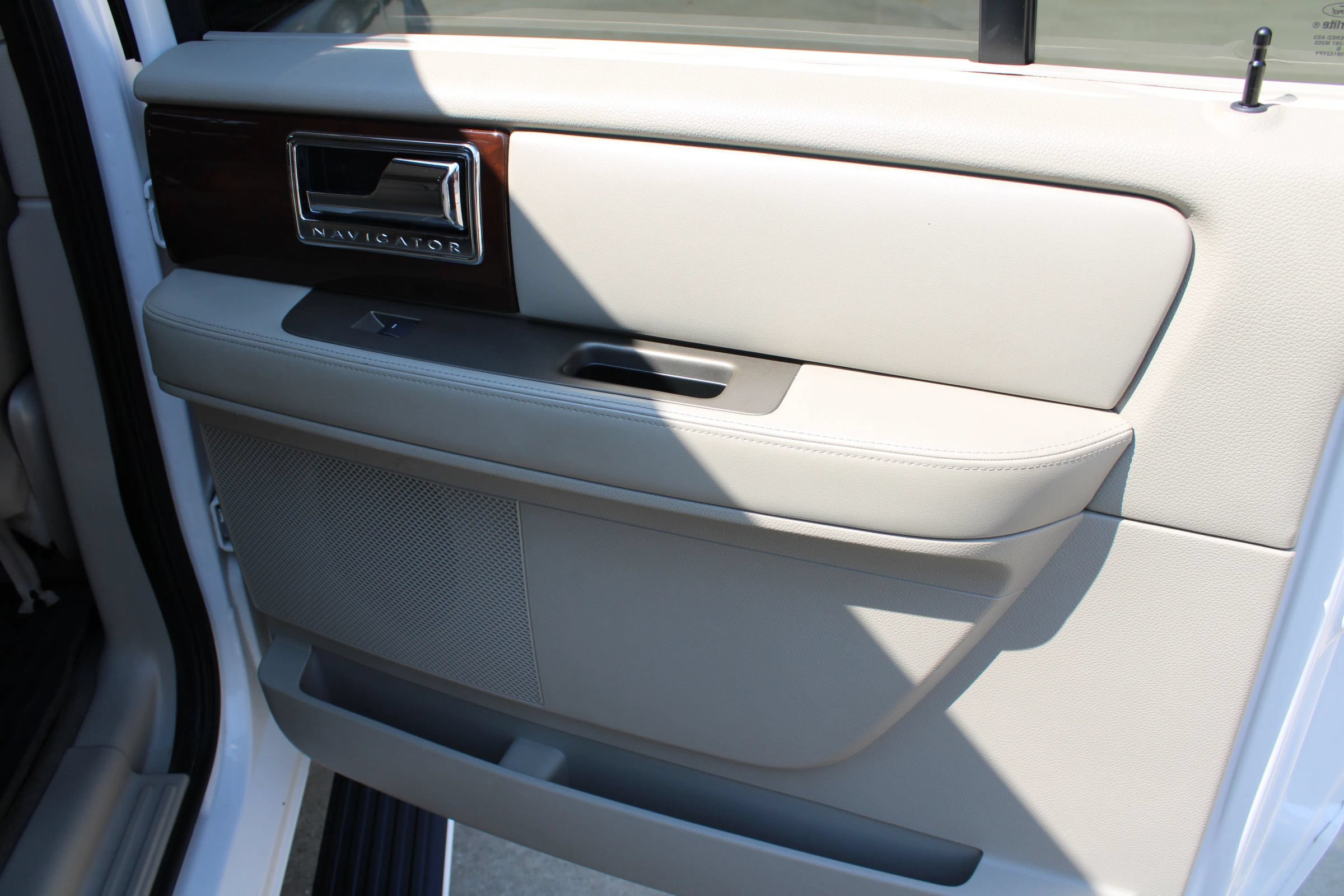 Used 2014 Lincoln Navigator L 4WD image 24