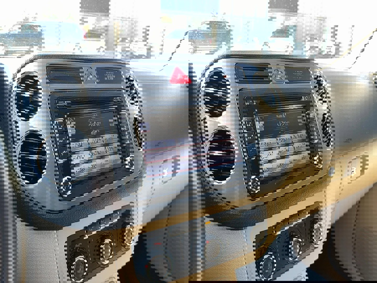 Used 2011 Volkswagen Tiguan SE image 21