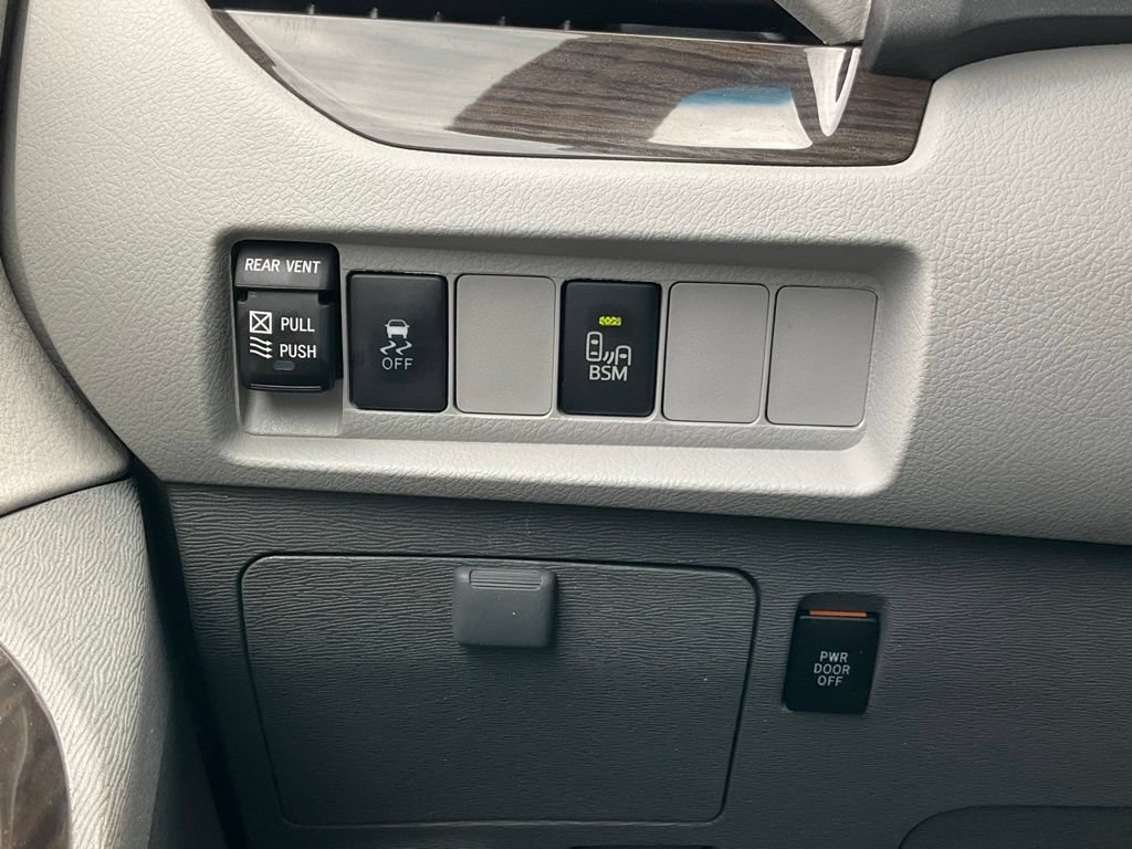 Used 2015 Toyota Sienna XLE AWD/4WD image 23