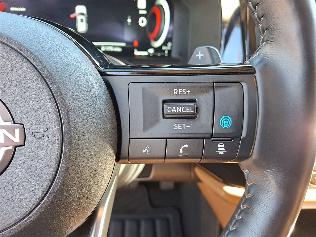 Used 2025 Nissan Pathfinder Platinum w/ Black Appearance Package image 18