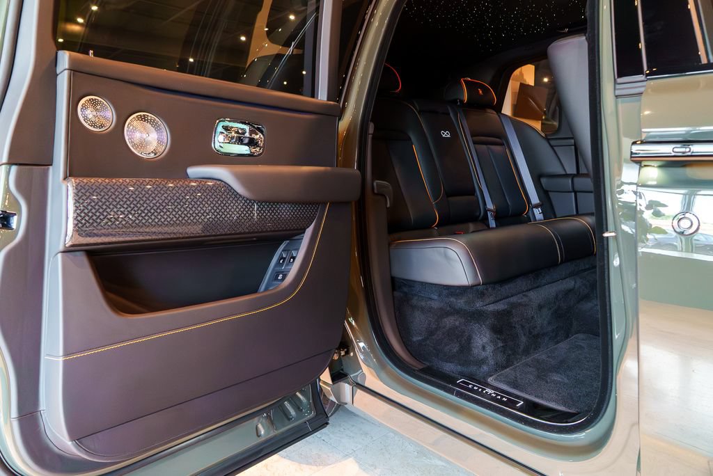 Used 2025 Rolls-Royce Cullinan Black Badge AWD/4WD image 43