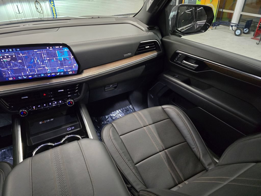 Used 2025 Chevrolet Suburban High Country RWD image 43