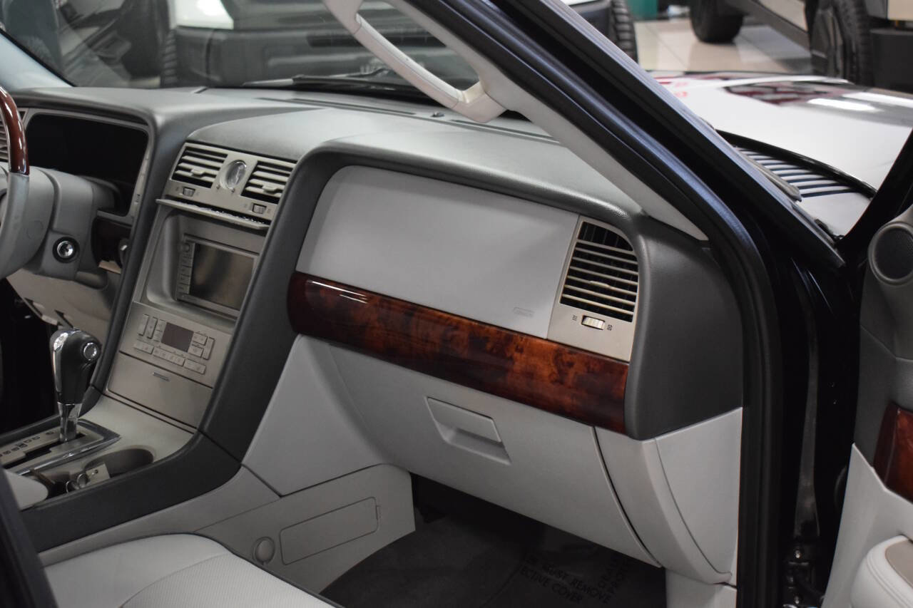 Used 2006 Lincoln Navigator Luxury image 21