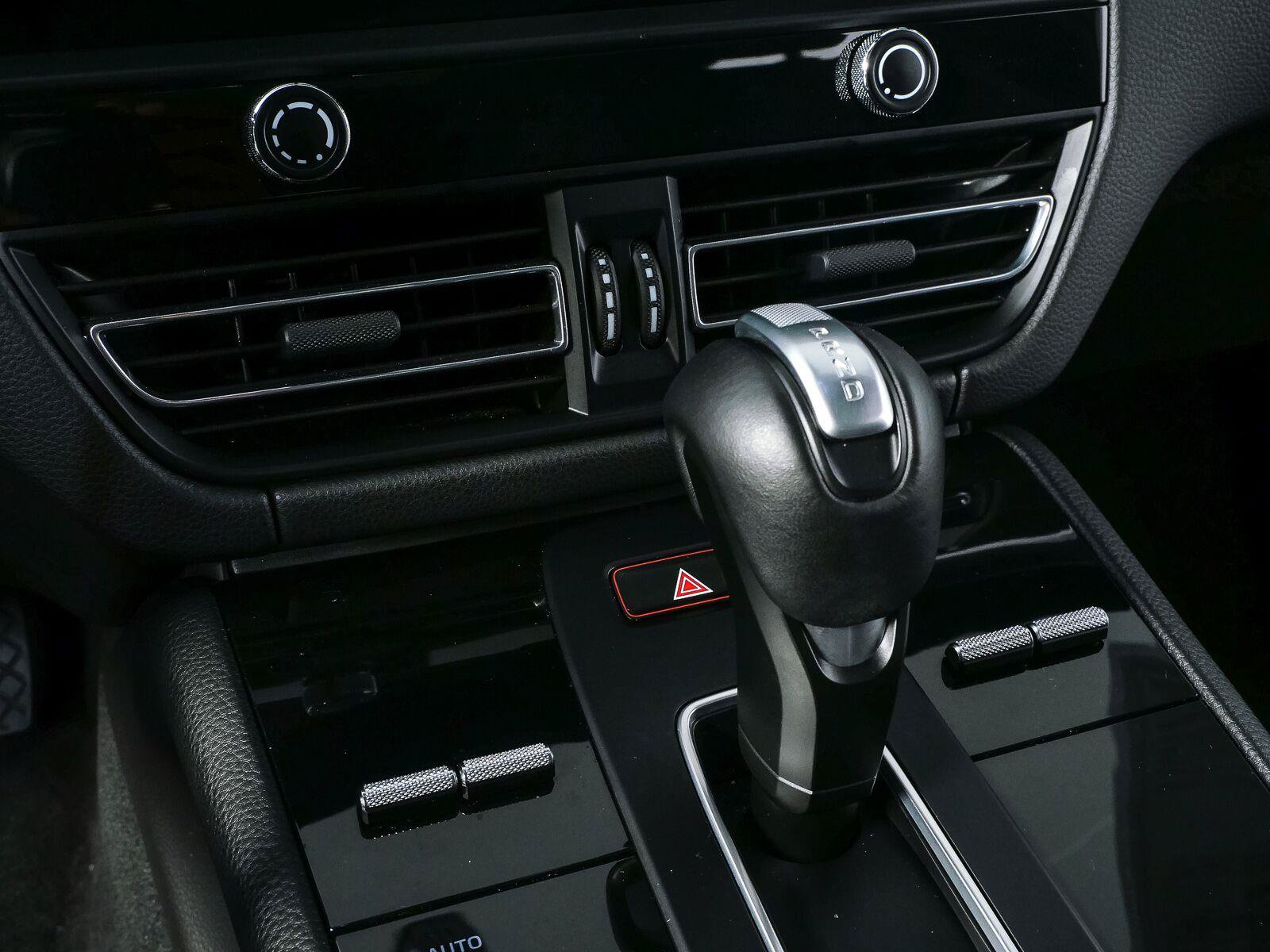Certified 2025 Porsche Macan Turbo AWD/4WD image 17