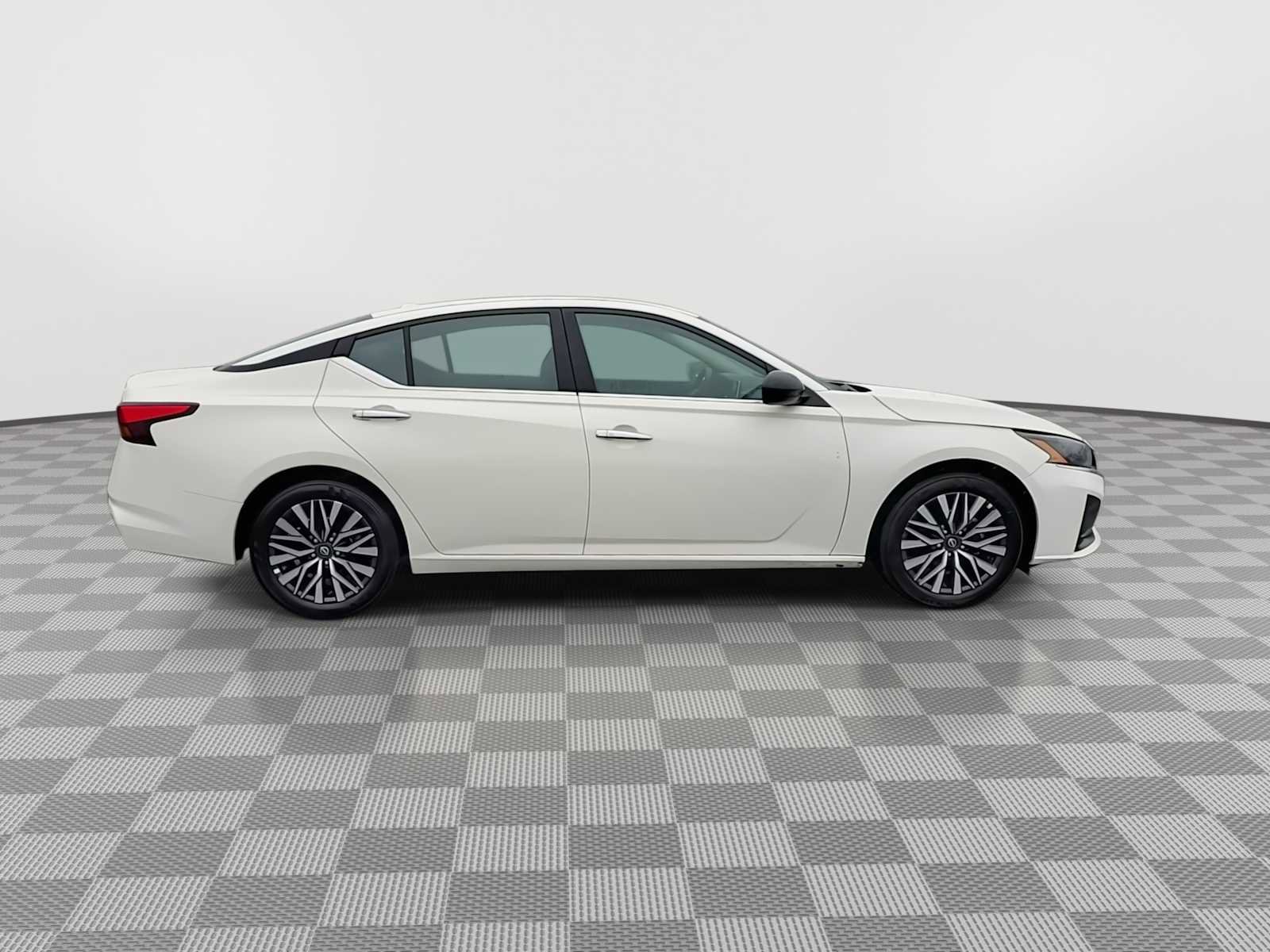 Used 2025 Nissan Altima 2.5 SV FWD image 9