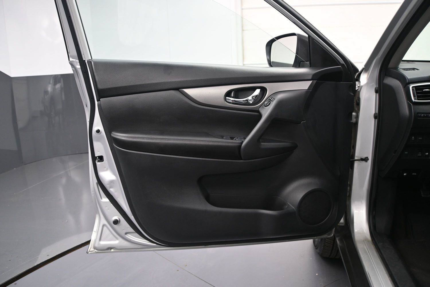 Used 2015 Nissan Rogue SV AWD/4WD image 7