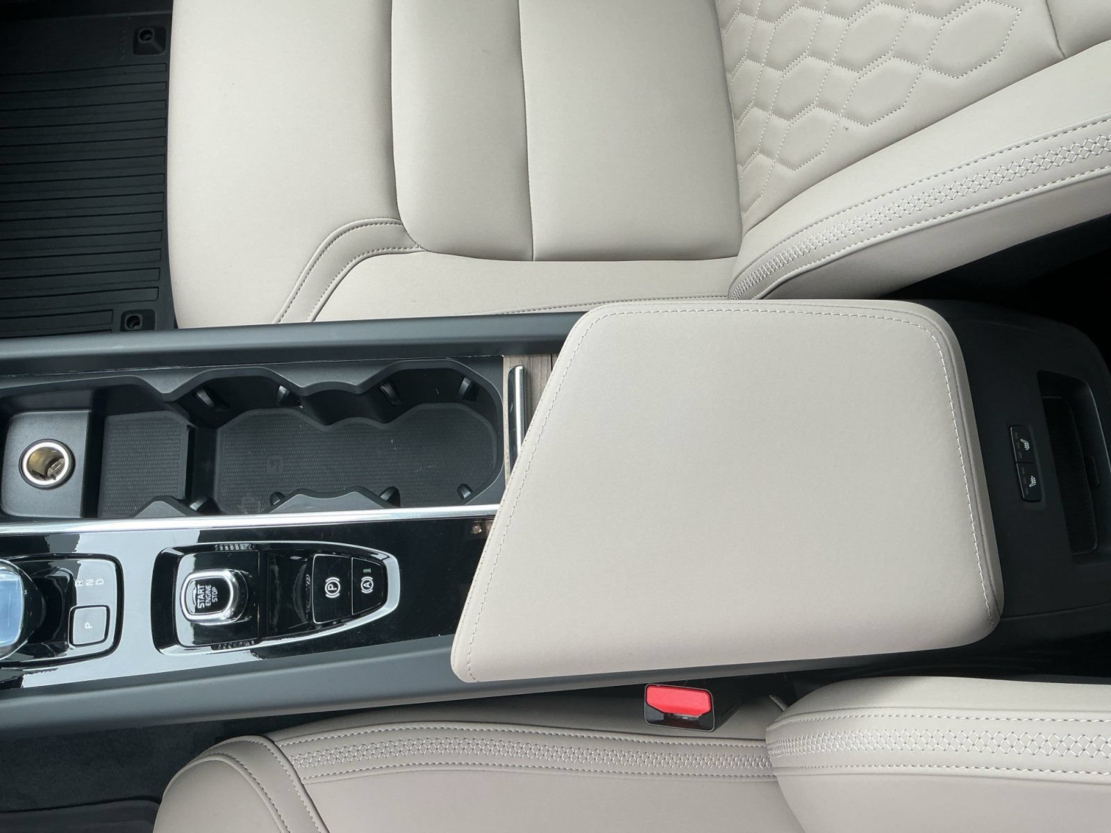 New 2026 Volvo XC60 B5 Plus w/ Protection Package Premier AWD/4WD image 11