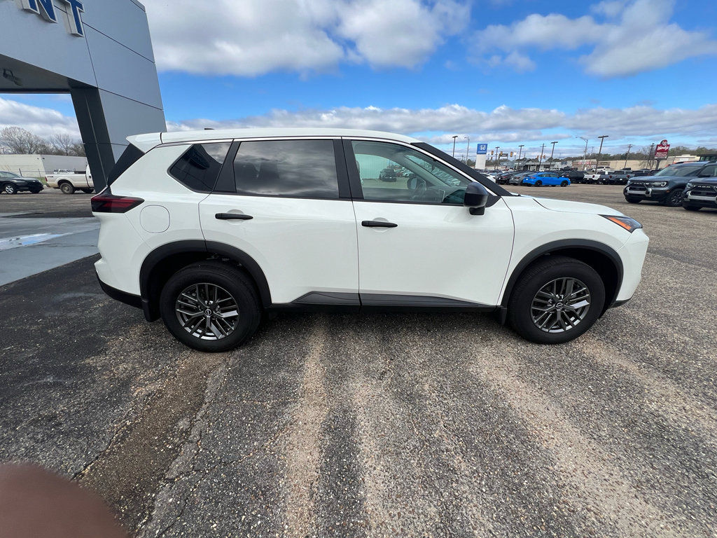 Used 2025 Nissan Rogue S image 10