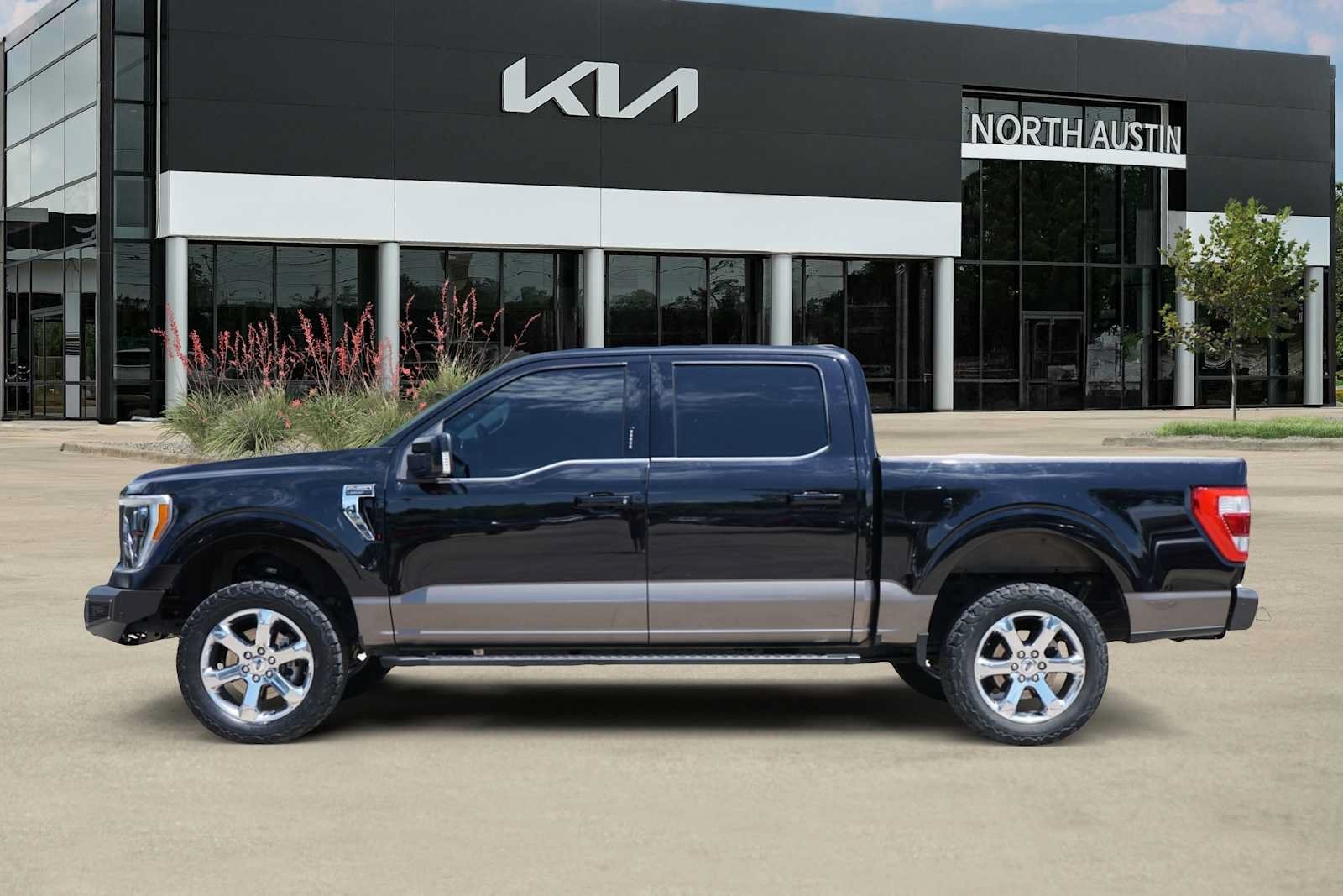 Used 2022 Ford F150 Lariat w/ Equipment Group 502A High AWD/4WD image 3