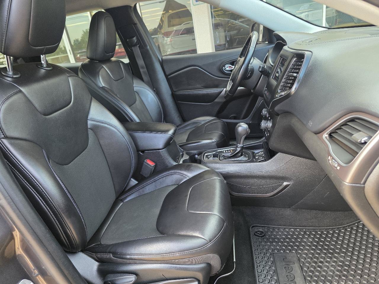Used 2020 Jeep Cherokee Latitude Plus w/ Cold Weather Group FWD image 19