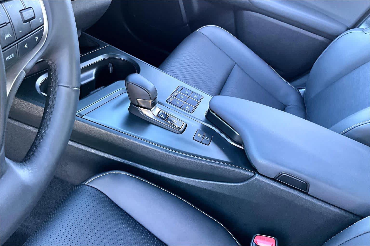 Certified 2025 Lexus UX 300h FWD w/ Accessory Package (Z1) image 14