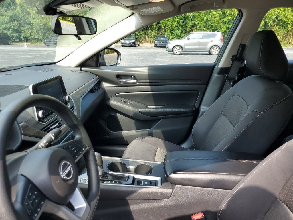 Used 2025 Nissan Altima 2.5 SV AWD/4WD image 19
