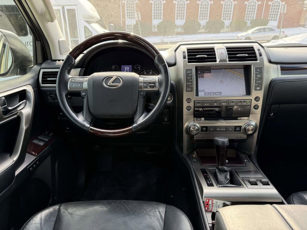 Used 2018 Lexus GX 460 Premium w/ Premium Package image 8