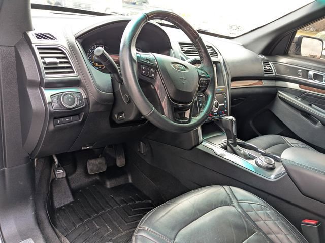 Used 2019 Ford Explorer Platinum image 2