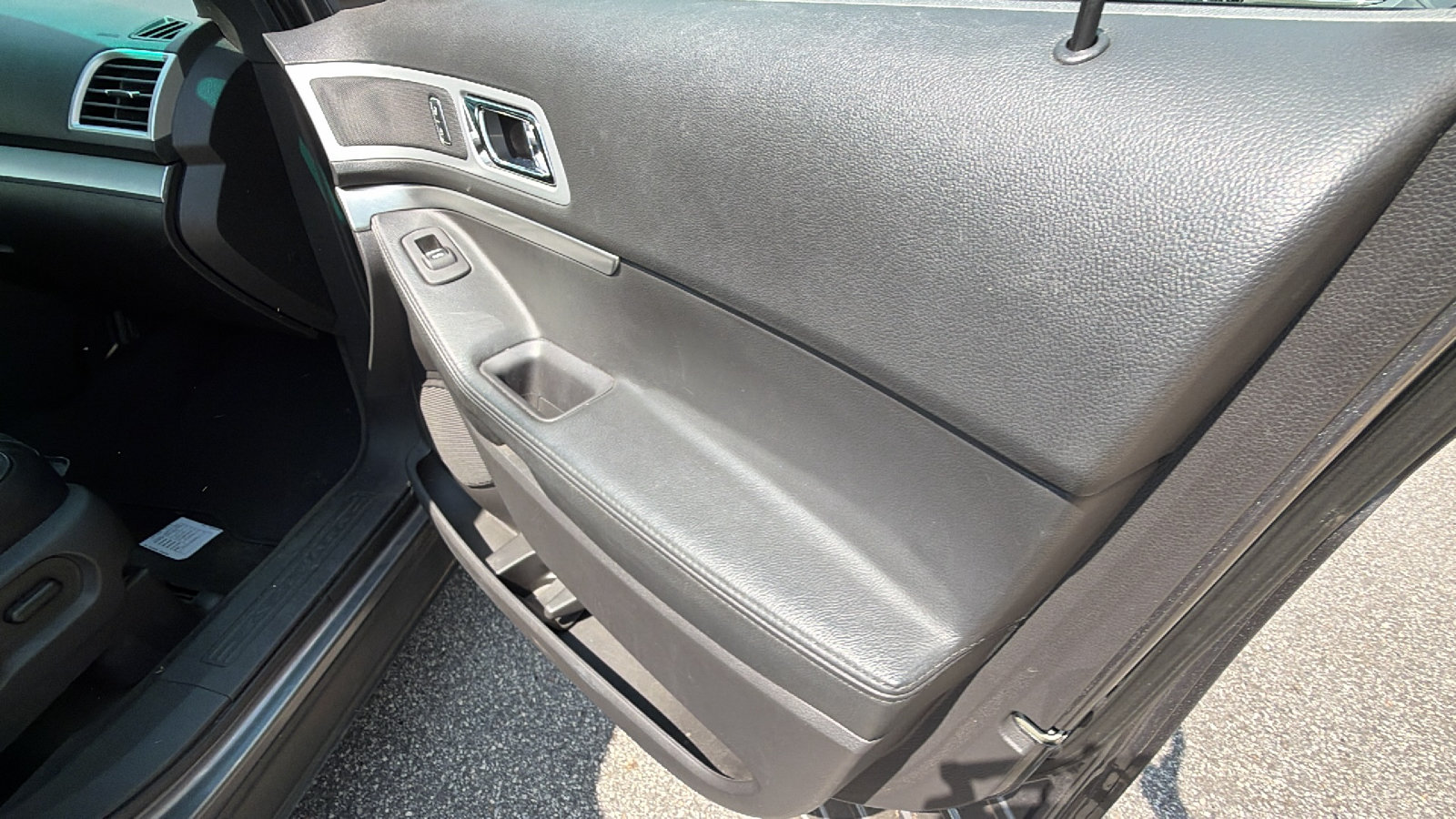 Used 2013 Ford Explorer XLT FWD image 18