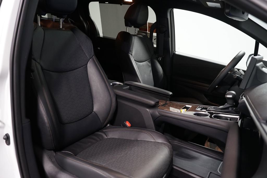 Certified 2025 Toyota Sienna Platinum FWD image 32