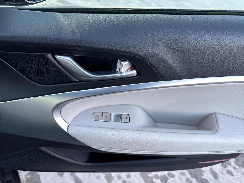 Used 2025 Genesis G70 2.5T image 20