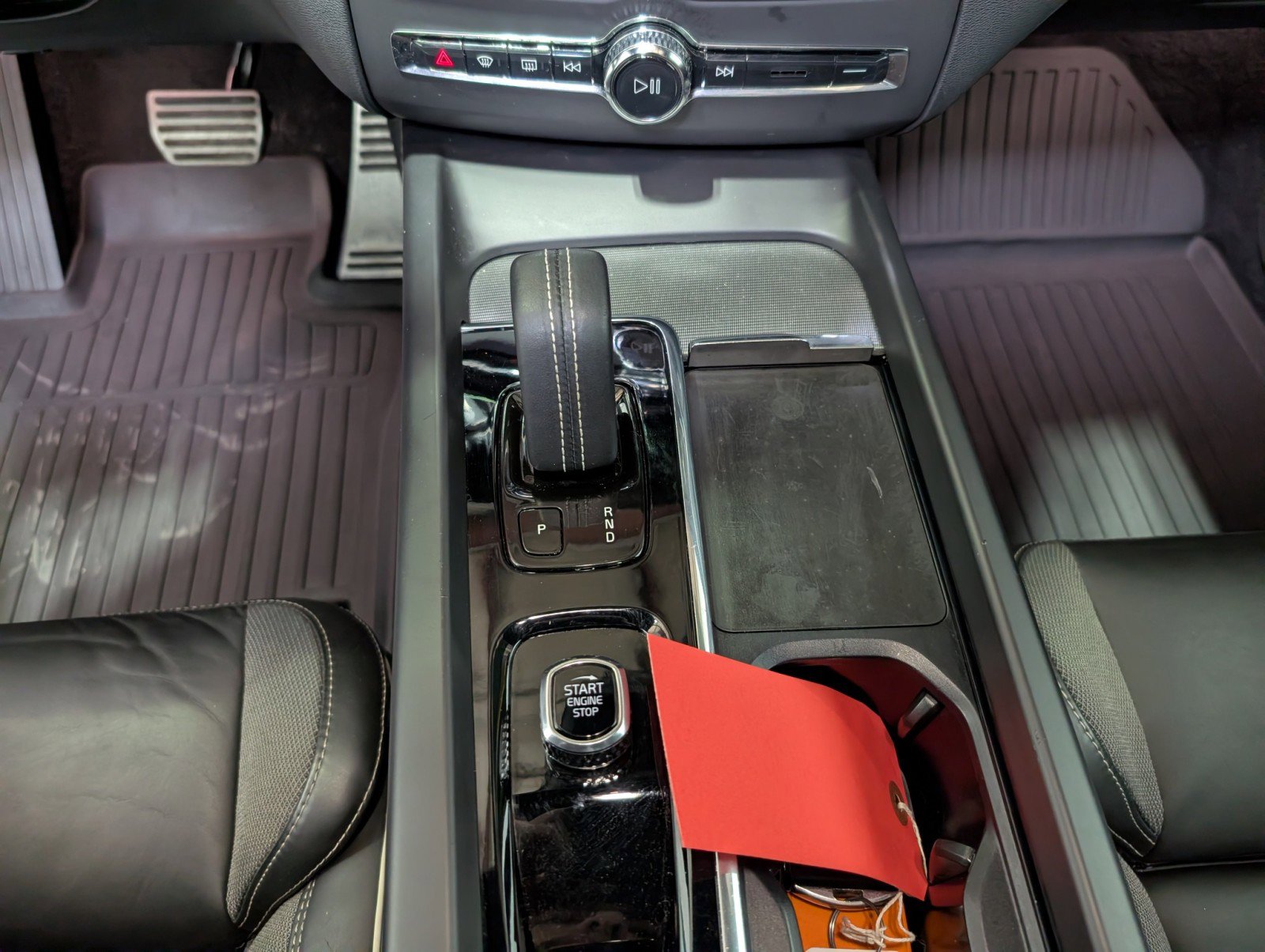 Used 2022 Volvo XC60 T8 R-Design w/ Advanced Package image 24