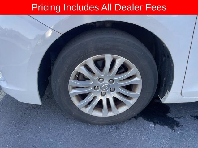 Used 2013 Toyota Sienna XLE FWD image 2