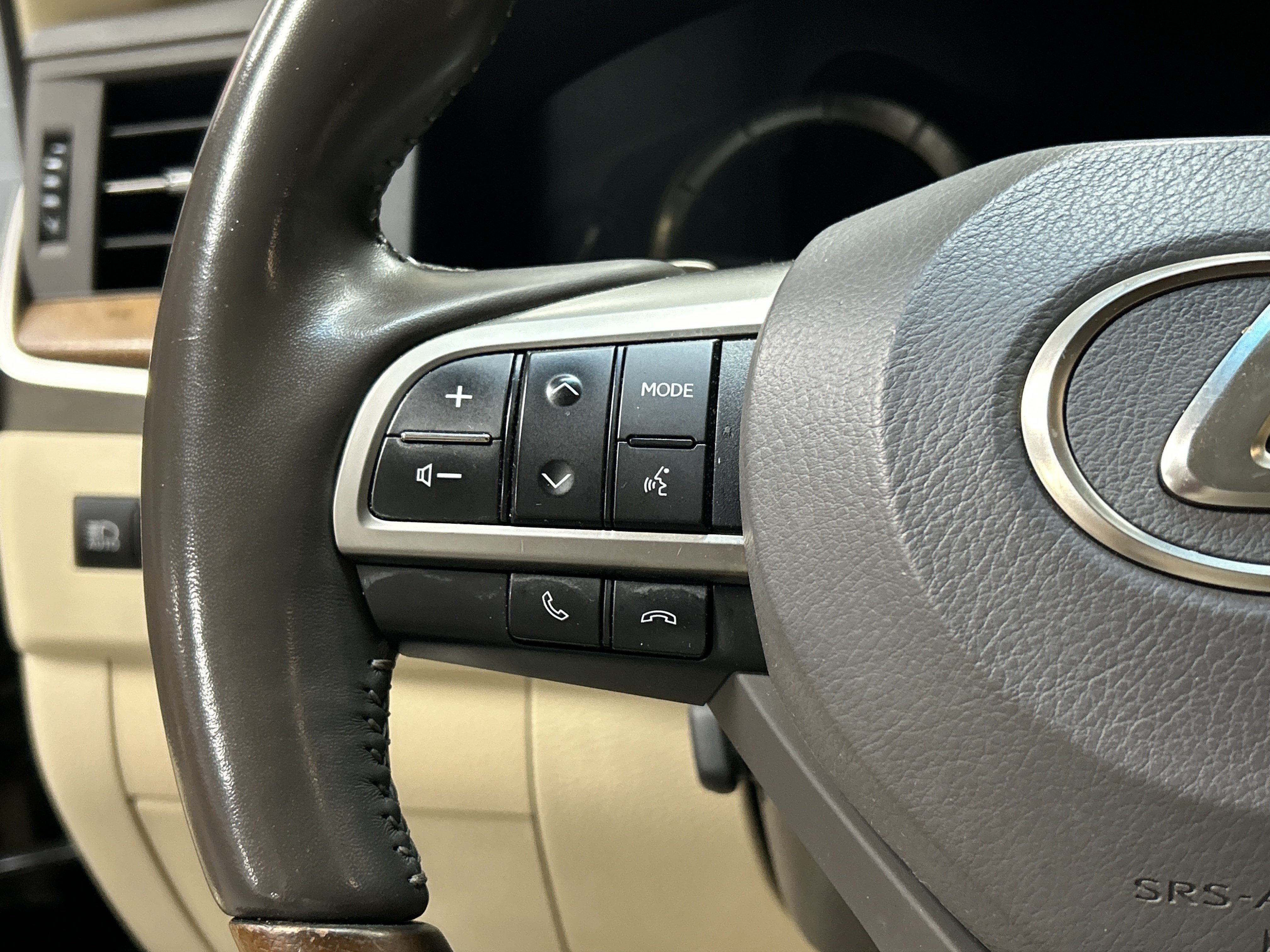Used 2020 Lexus LX 570 4WD w/ Luxury Package image 19