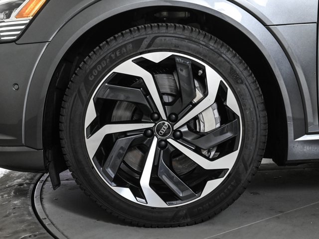 Used 2024 Audi Q8 e-tron Premium Plus AWD/4WD image 25