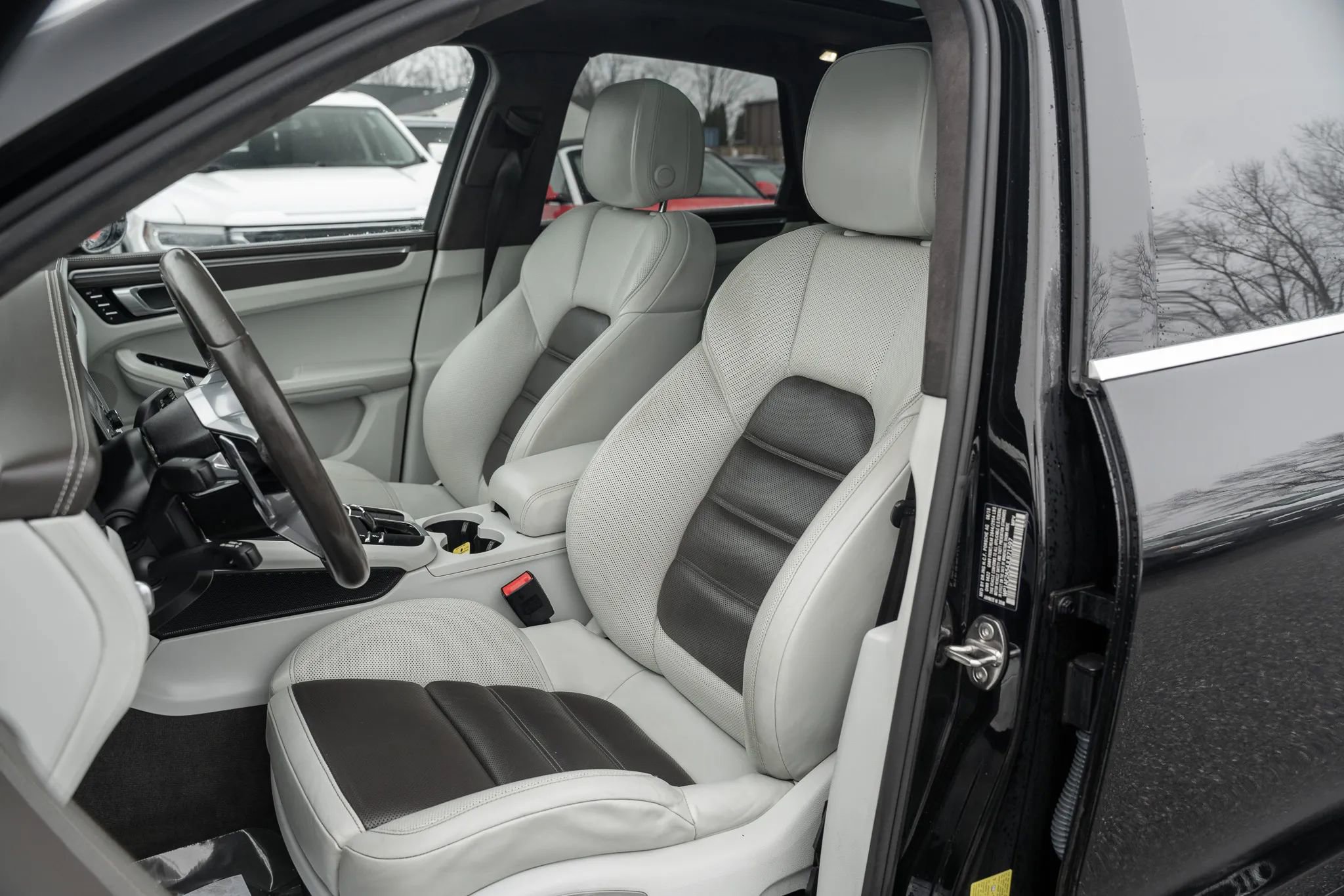 Used 2018 Porsche Macan Turbo image 8