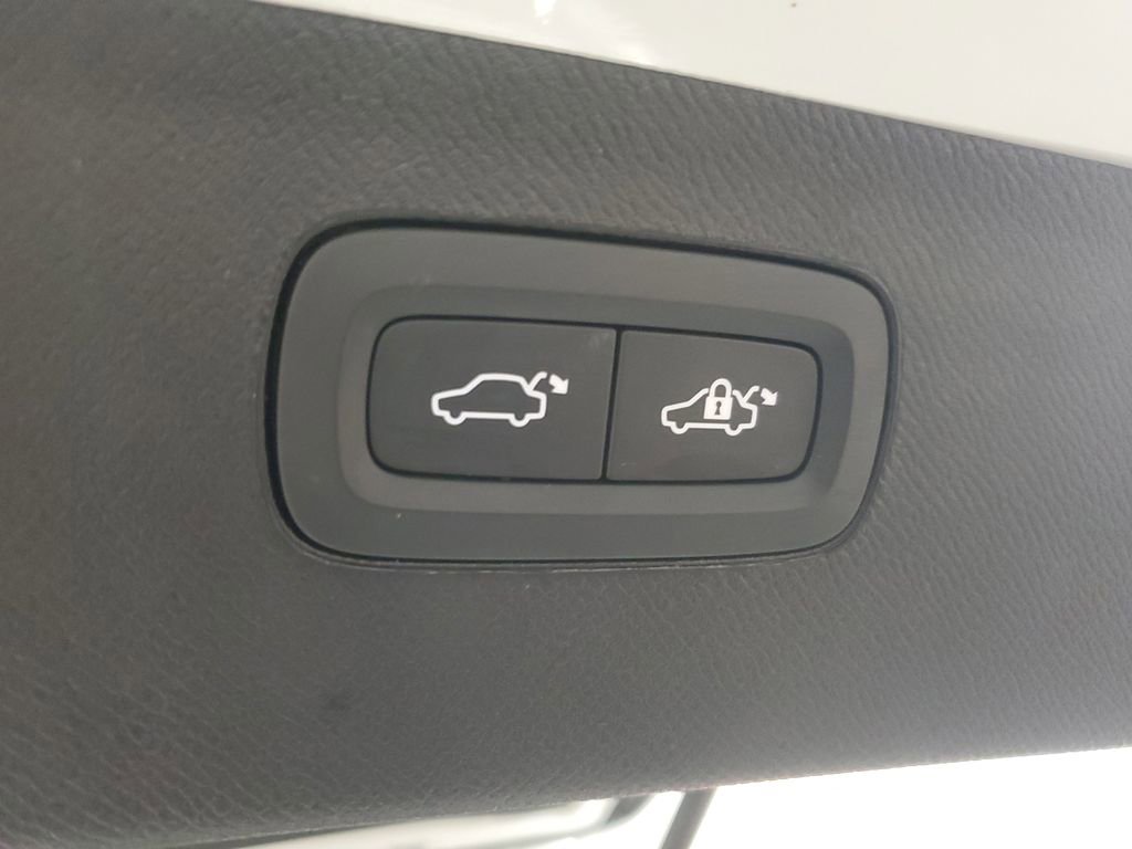 Used 2024 Volvo XC90 B6 Ultimate w/ Protection Package image 12