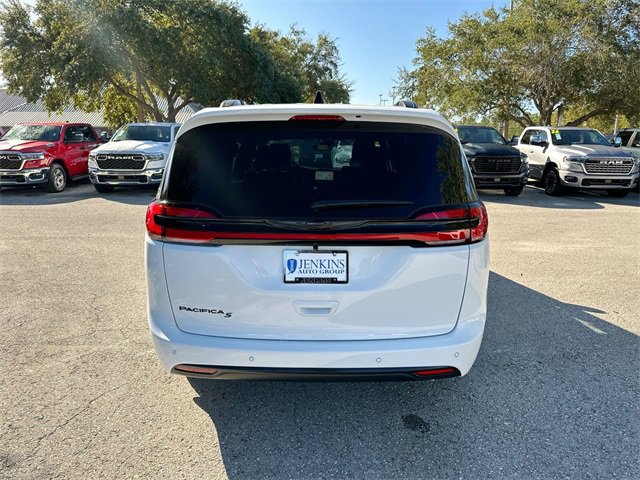 New 2026 Chrysler Pacifica Select w/ S Appearance Package image 5