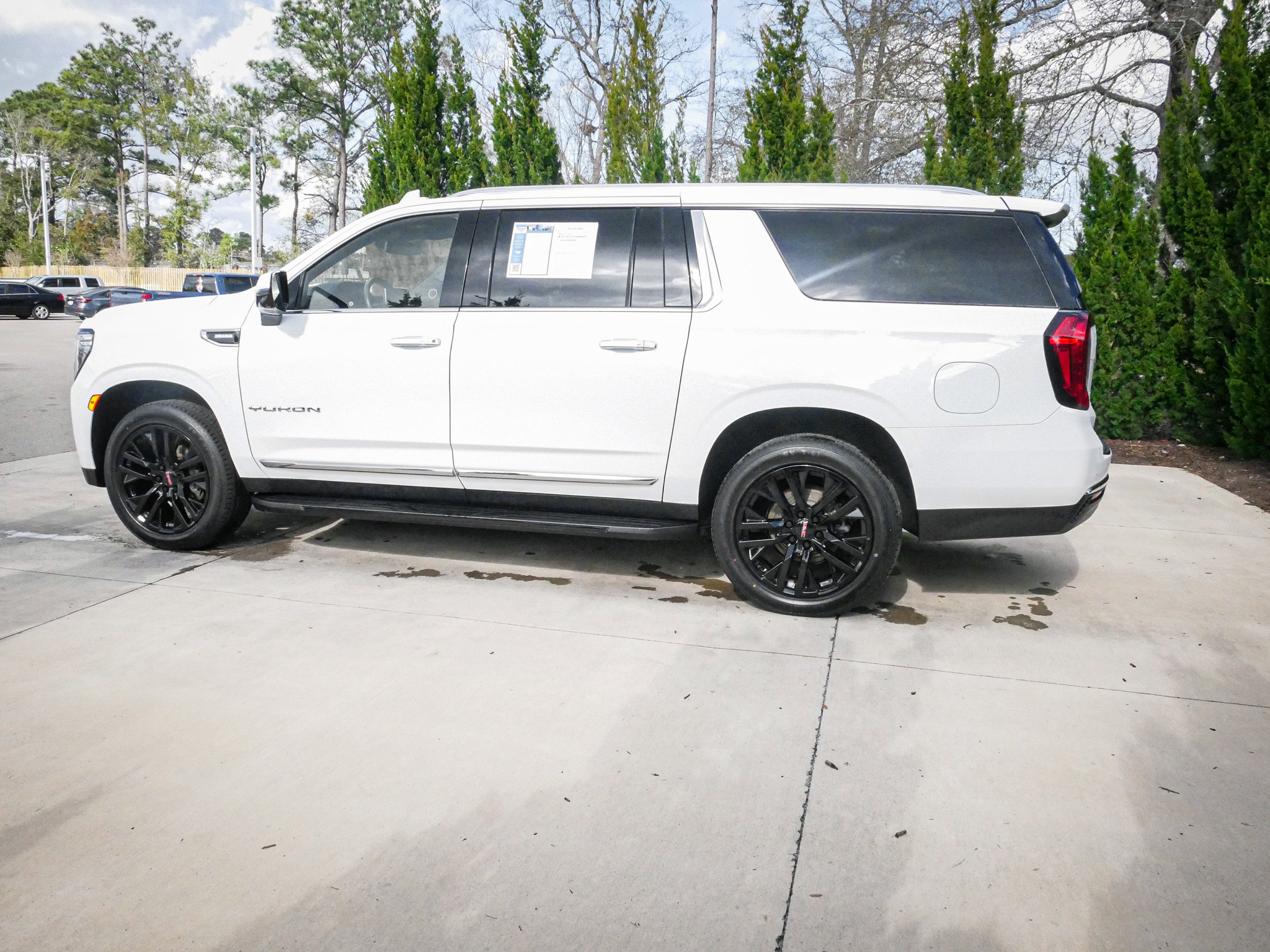Used 2023 GMC Yukon XL SLT AWD/4WD image 7