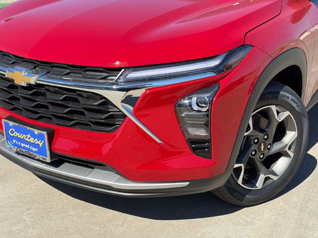New 2026 Chevrolet Trax LT w/ Sunroof Package FWD image 3