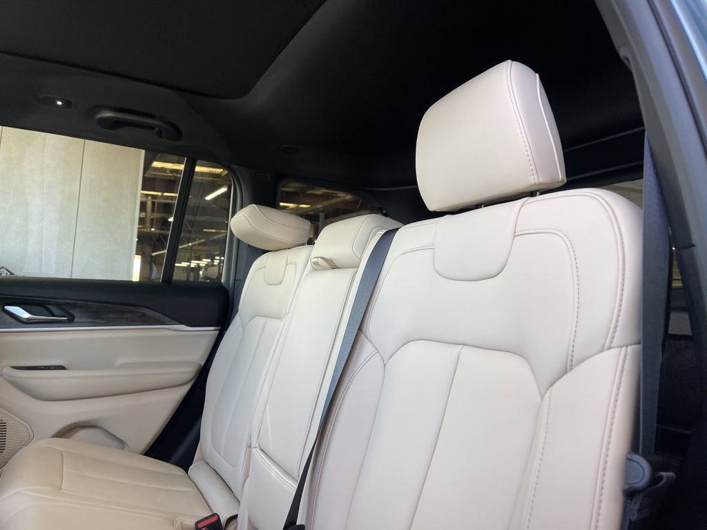New 2026 Jeep Grand Cherokee Limited w/ Limited Altitude Package AWD/4WD image 8
