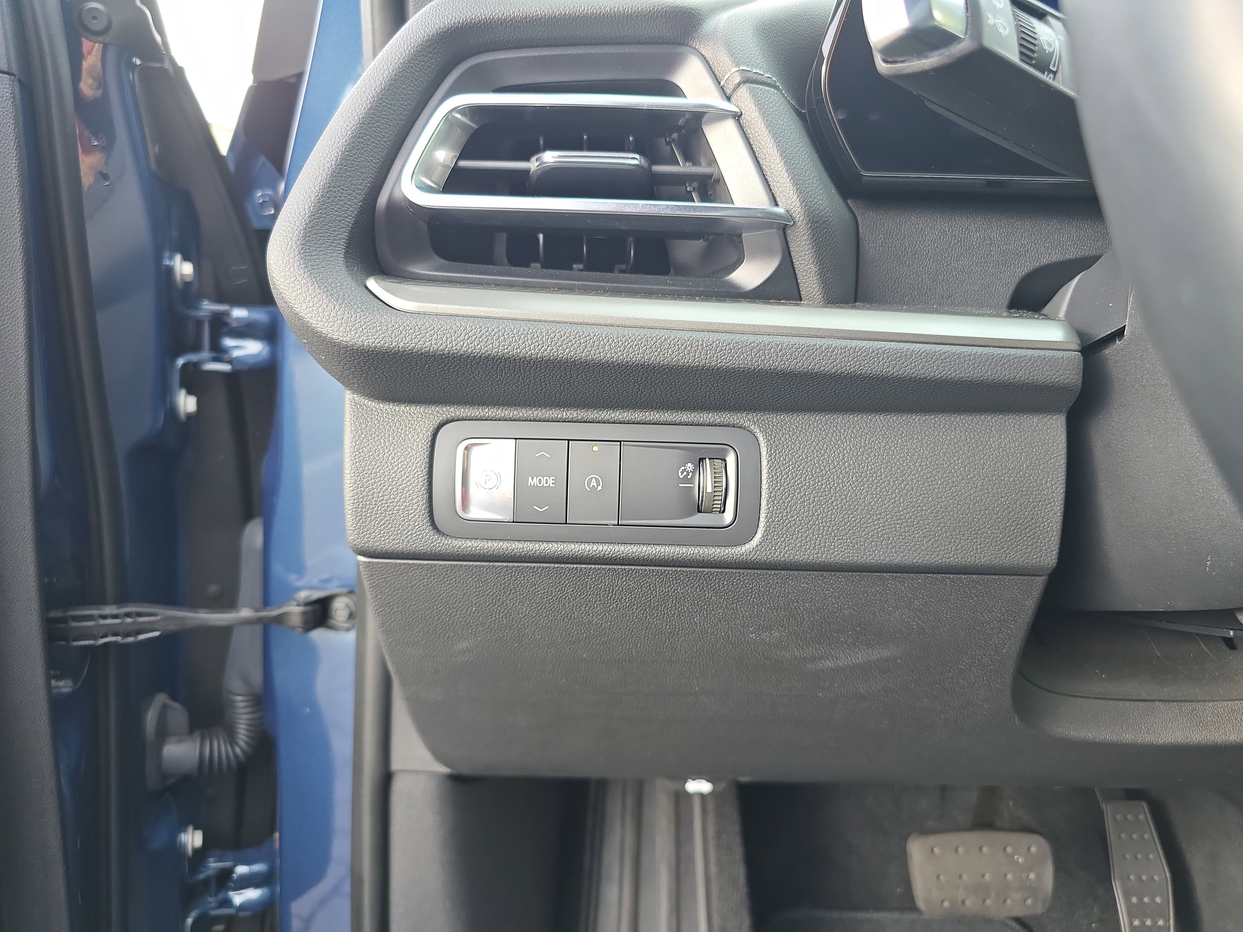 Used 2025 Chevrolet Traverse LT image 36