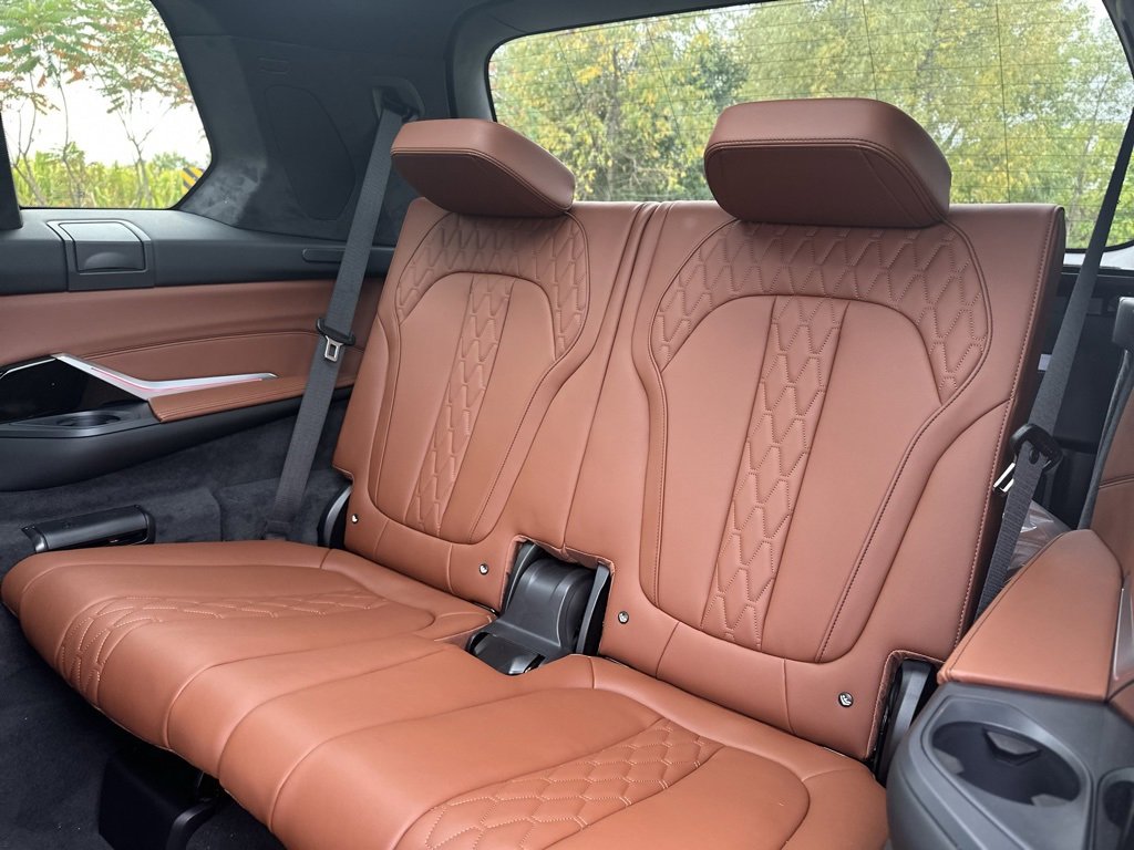 New 2026 BMW X7 M60i image 27