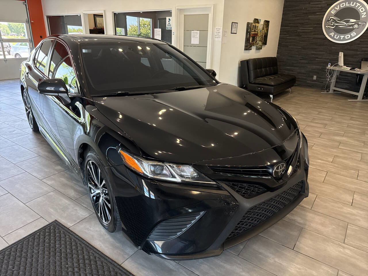 Used 2020 Toyota Camry SE w/ Phone Cable & Charge Package image 3