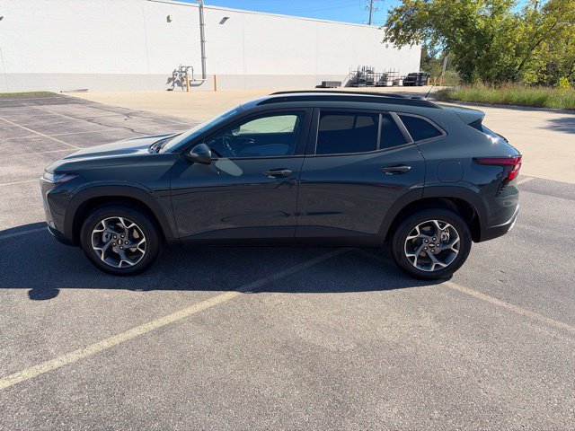 Used 2026 Chevrolet Trax LT w/ LT Convenience Package FWD image 3