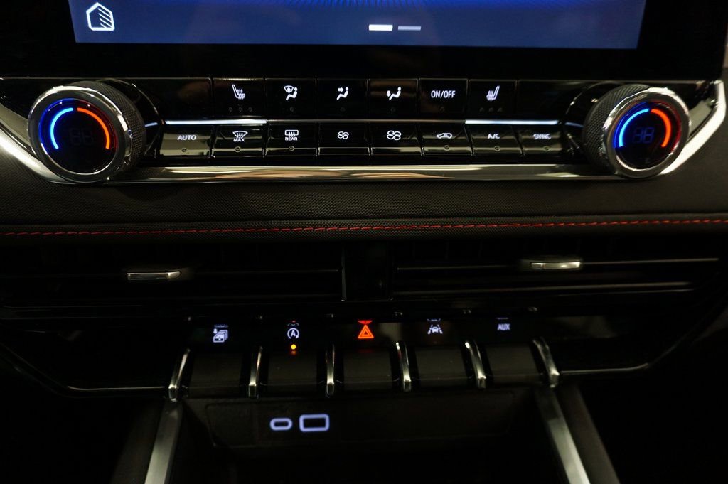 Used 2024 Chevrolet Colorado Z71 w/ Z71 Convenience Package 2 image 15