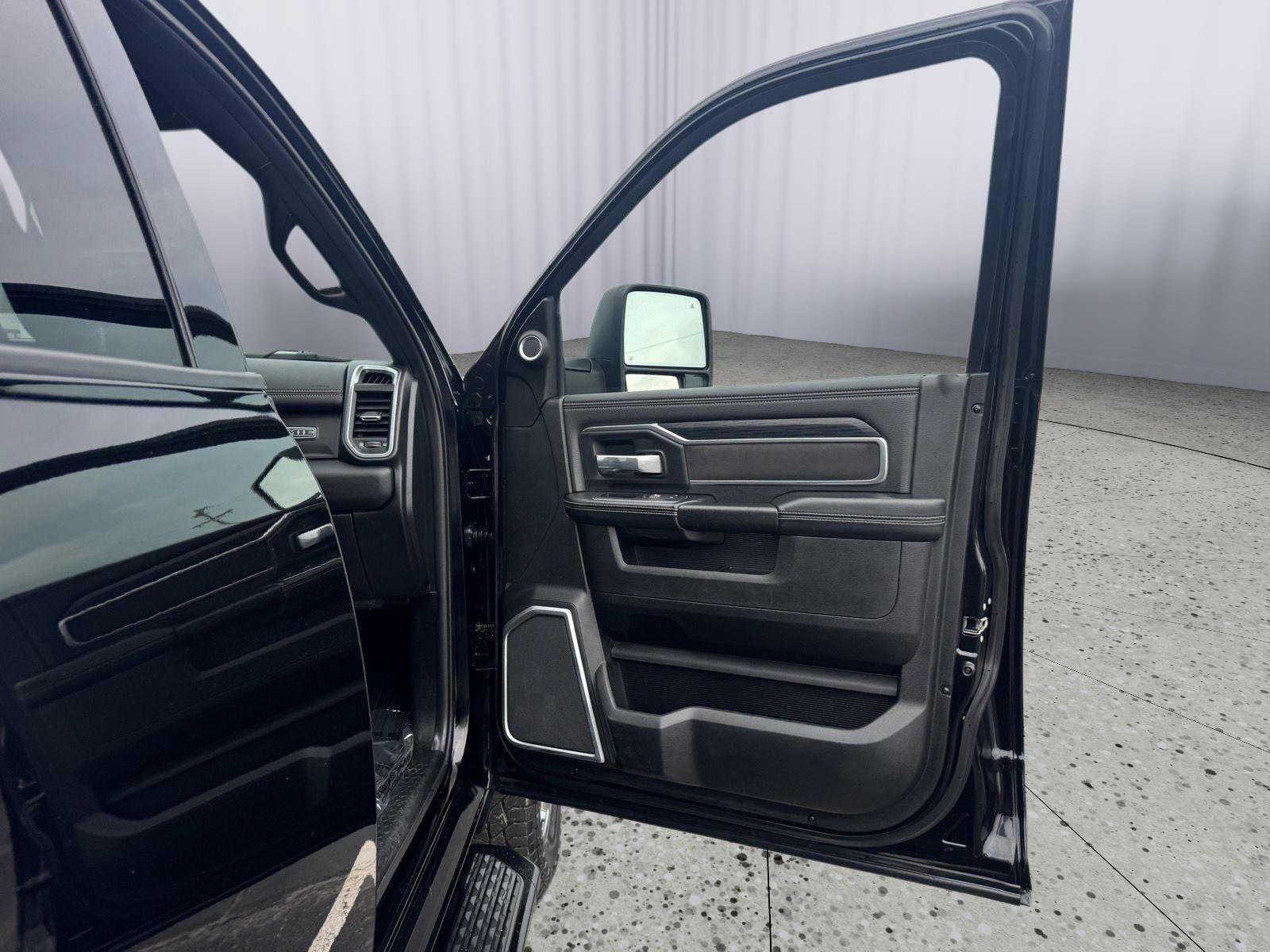 Used 2023 RAM 3500 Laramie AWD/4WD image 38