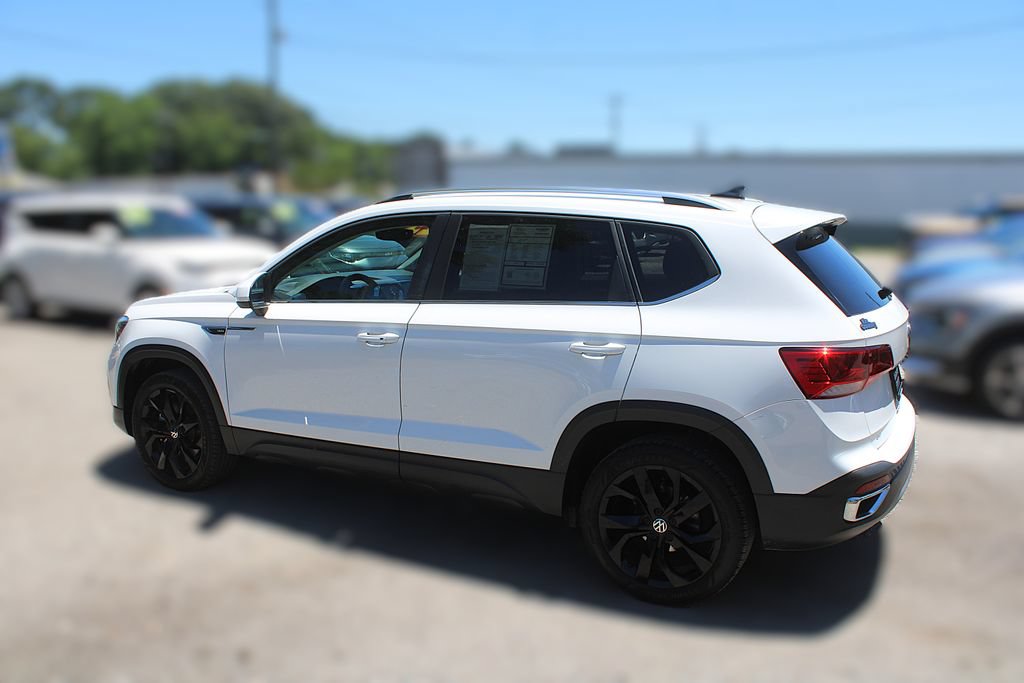 Used 2023 Volkswagen Taos SE w/ Panoramic Sunroof Package FWD image 12
