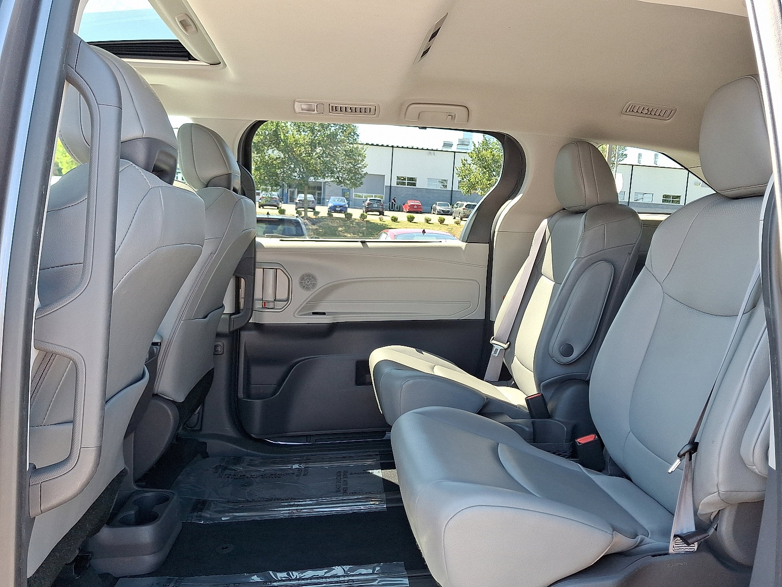 Used 2021 Toyota Sienna XLE image 10